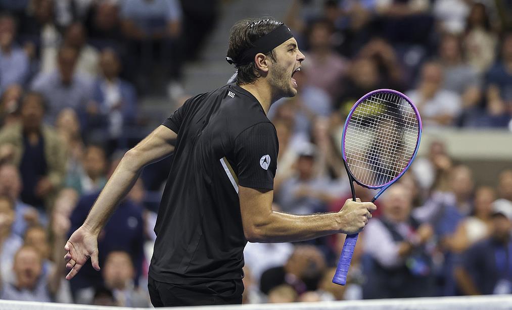 虎扑体育-包含德约科维奇回归赛场，连败首场状态亮眼，勇士观众沸腾！的词条