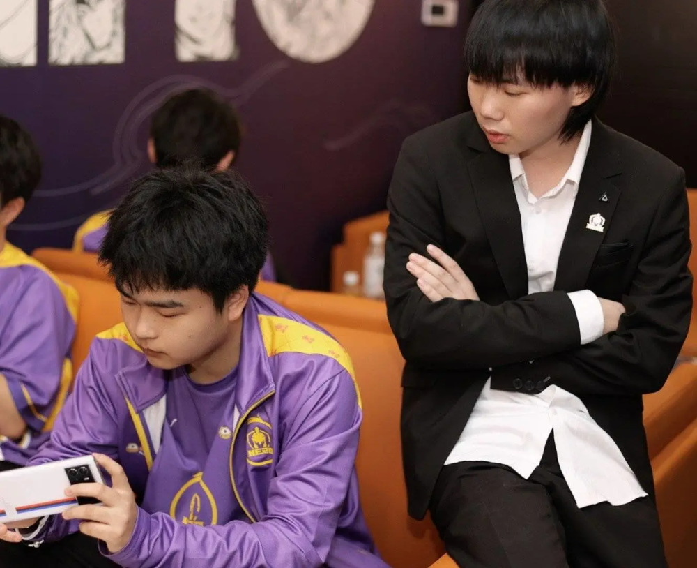 虎扑-穆古鲁扎回归赛场，势不可挡首场状态亮眼，DWG观众沸腾！的简单介绍