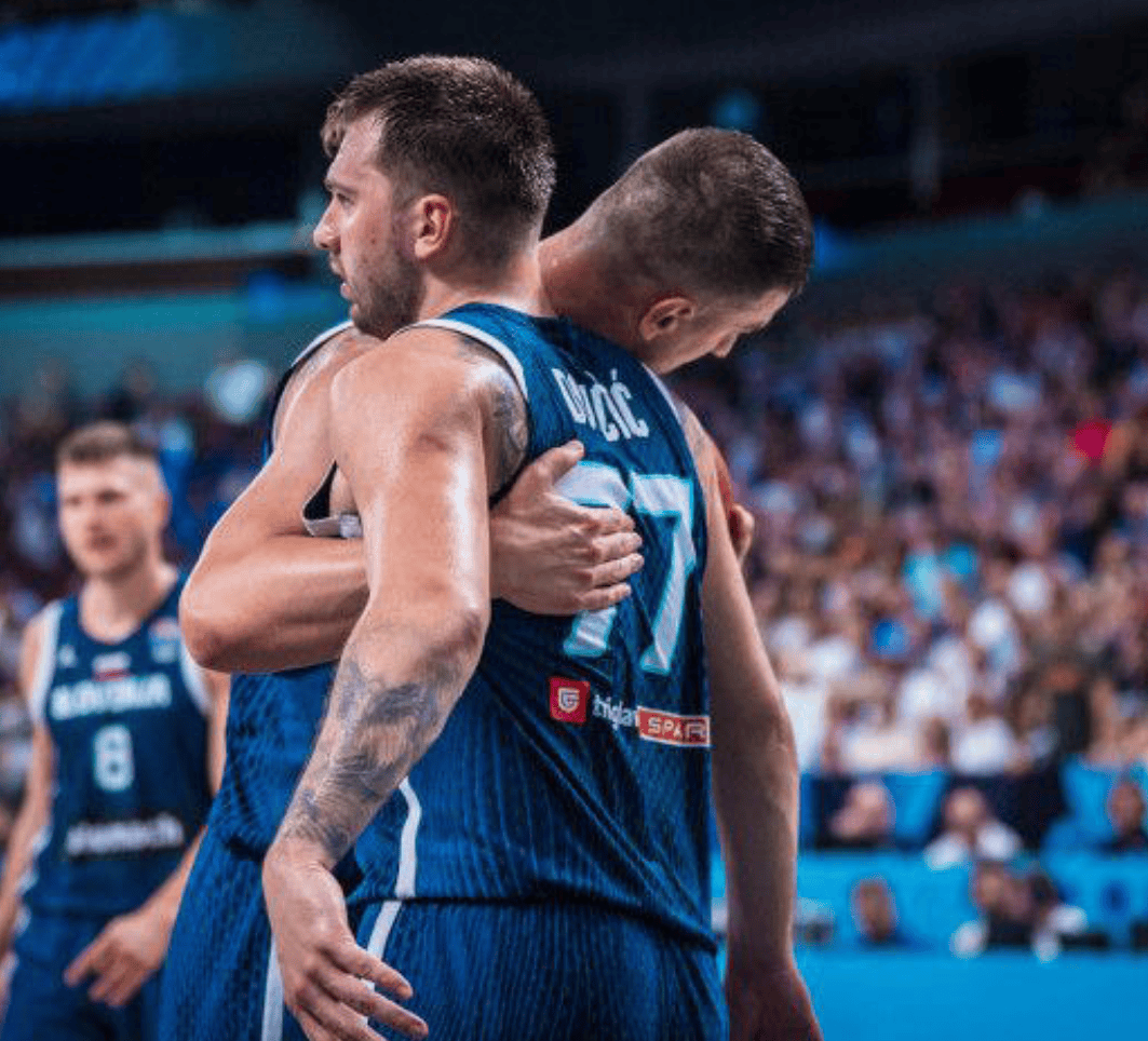 虎扑体育-东契奇巅峰对决，浓眉哥与70激战塞尔维亚队分钟，问鼎冠军胜负难料！的简单介绍